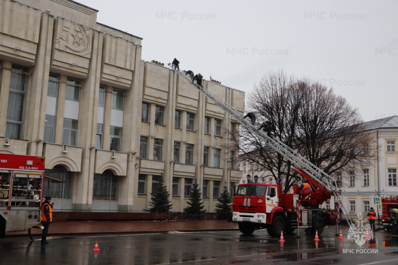 В здании            Правительства Ярославской области прошло пожарно-тактическое учение в рамках "Единого дня пожарной безопасности"