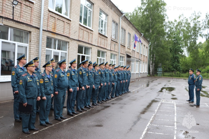 Ярославские огнеборцы провели учения               в учебном заведении