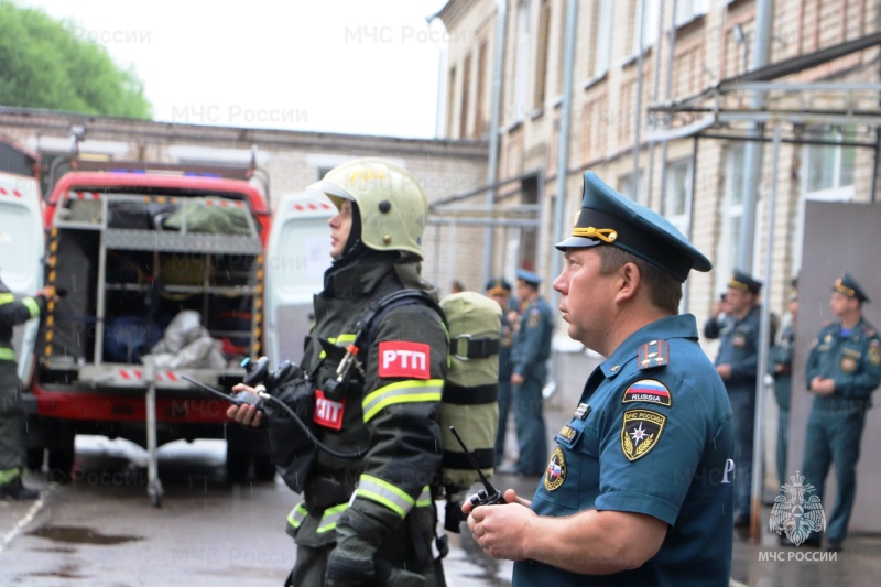 Ярославские огнеборцы провели учения               в учебном заведении