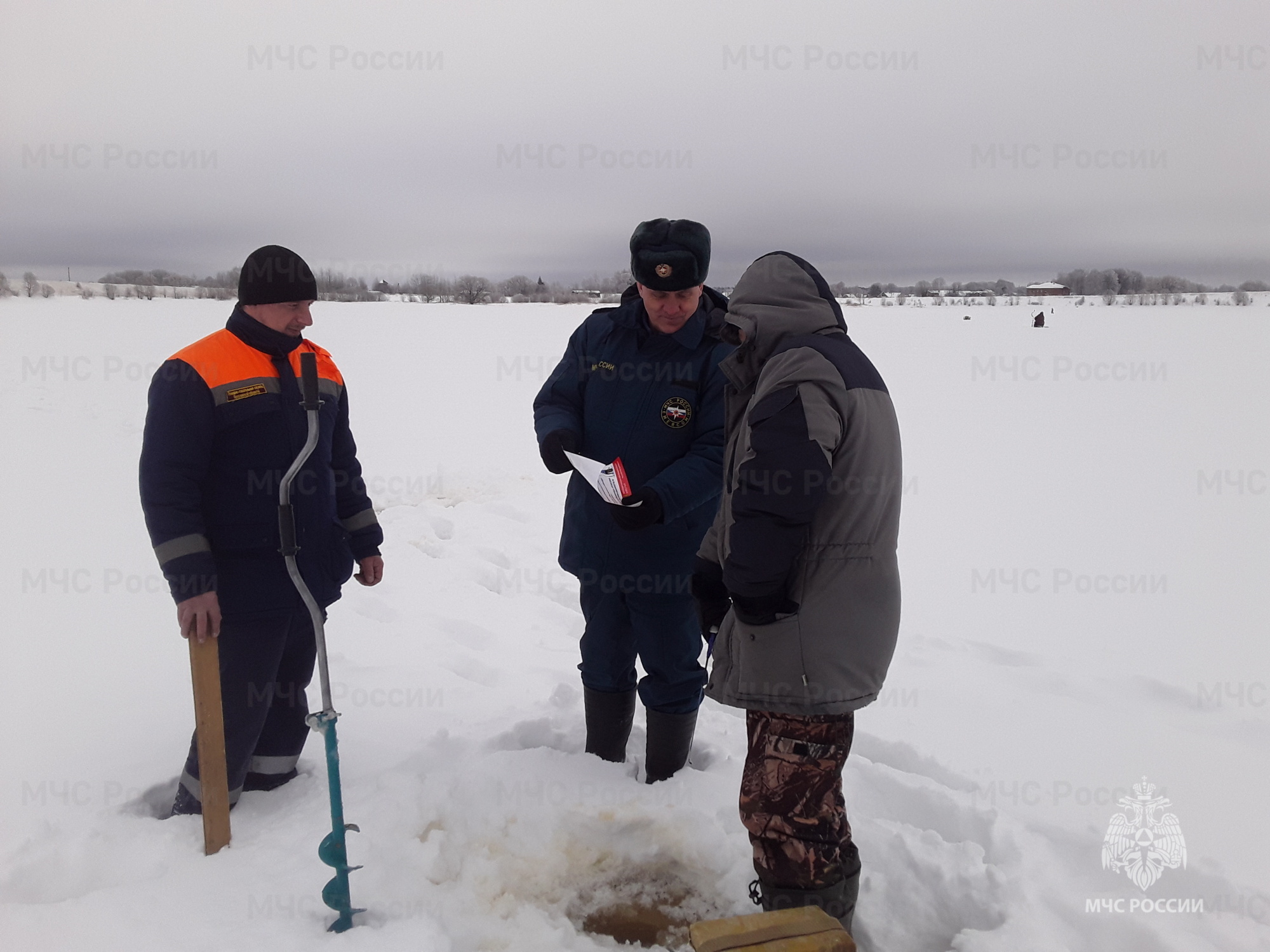 Патрулирование по местам массового выхода людей на лед | 25.02.2024 |  Ярославль - БезФормата