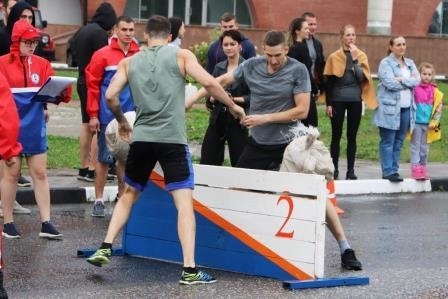 Сегодня на территории КЗЦ «Миллениум» прошел спортивный праздник – соревнования по функциональному силовому многоборью среди организаций ДВЦ «Научись спасать жизнь»