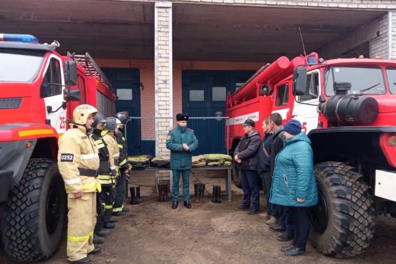 Добровольцам Угличского района вручили боевую одежду