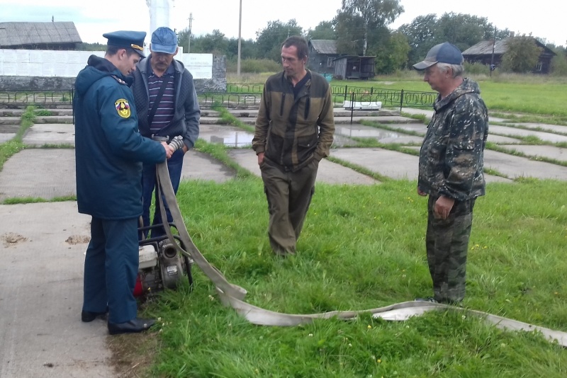 Добровольцев обучили пожарному делу