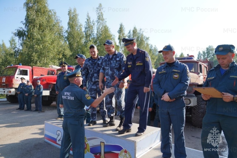 В региональном МЧС России состоялись соревнования по скоростному маневрированию на пожарных автомобилях